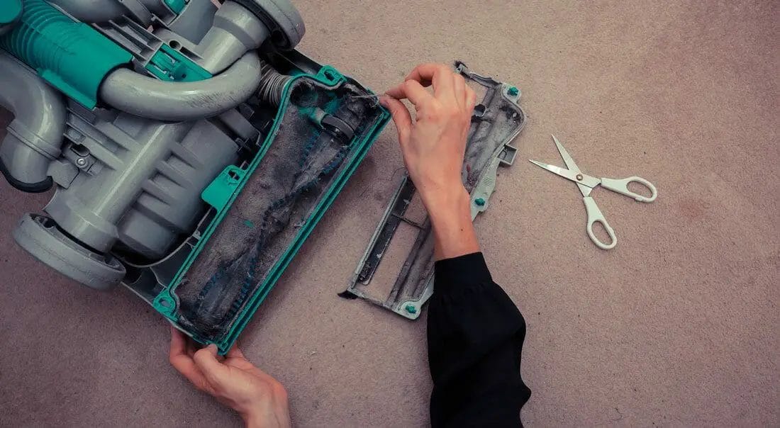 Cleaning the bottom of the vacuum filter