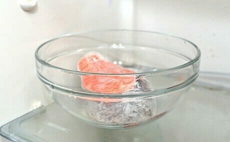 How long does it take to defrost Salmon in water