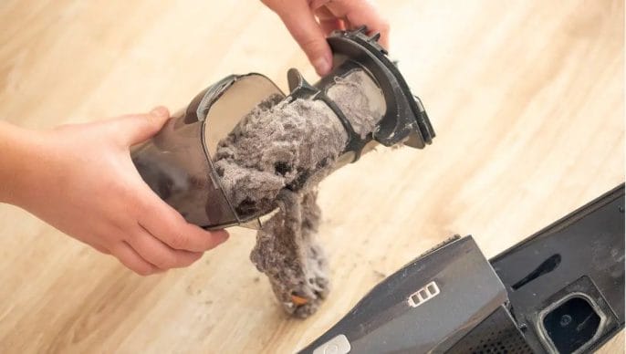 Removing the dirt from the vacuum filter