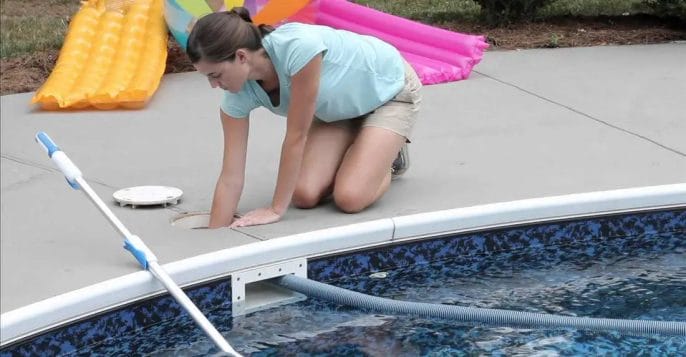 Vacuuming-Pools-With-A-De-Filter Vacuuming pools with a DE filter